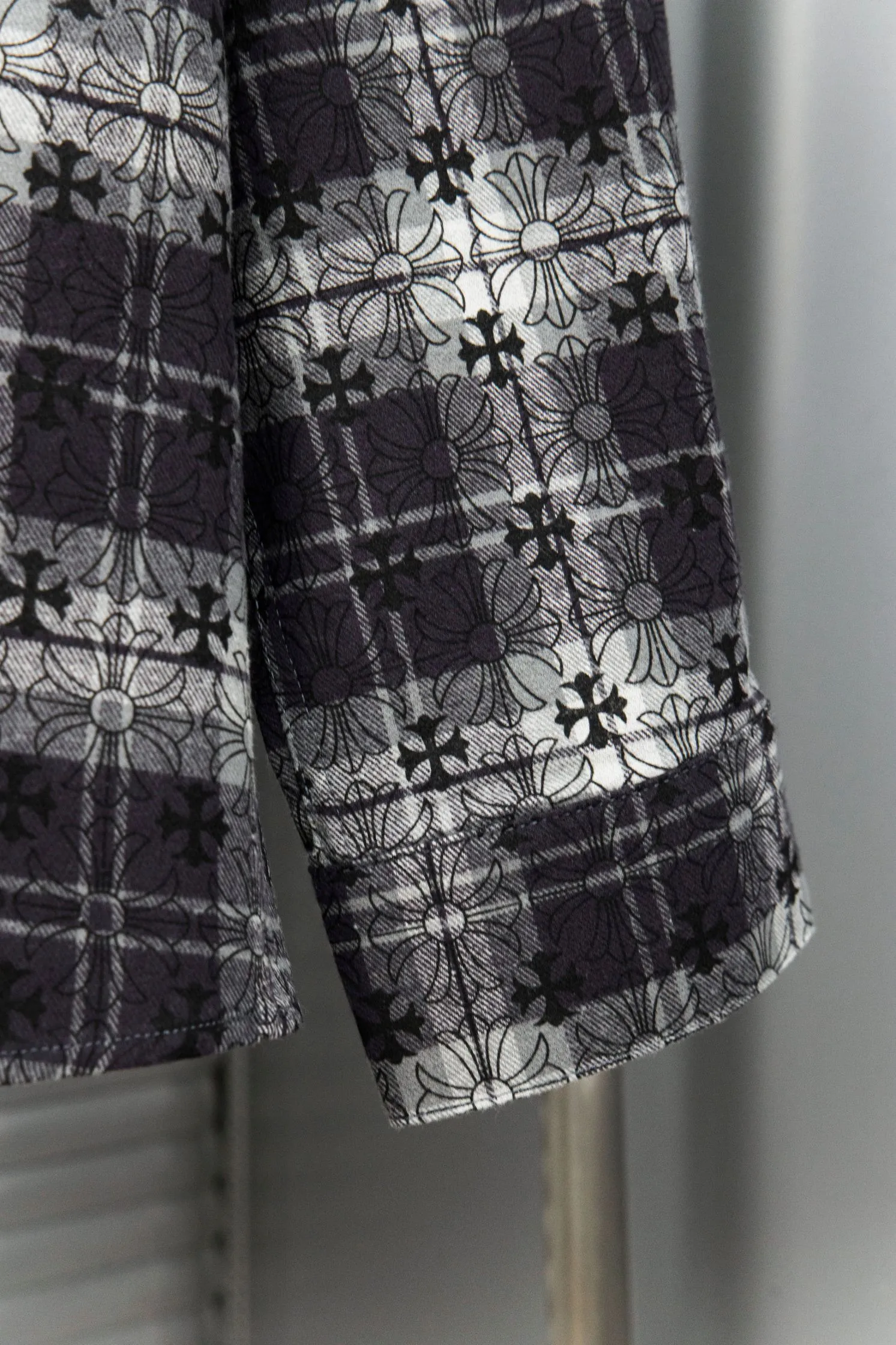 🅿️260 New: Style number: B130 Chrome Hearts classic cashew flower cross all-over printed jacquard long-sleeved casual shirt 1️⃣Customized original jacquard fabric, high-quality pure cotton jacquard plaid fabric, soft and comfortable to the touch, a very high-quality fabric! 2️⃣The details of the workmanship are perfectly controlled. The lining is made of vest hemming, and the cuffs are made of double cross leather labels. It is different from the ordinary version. The collar is also designed with interlining, which shows high-end fashion and personality. The style is fashionable, simple and elegant, and it is a very versatile jacket! 4⃣️Complete accessories, all customized with original versions! Same style for men and women Color: cashew black Size: S, M, L, XL